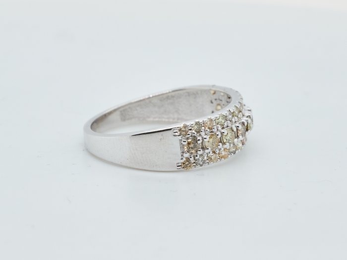 Ingen mindstepris - Ring 14 kt. -  0.70ct. tw. Diamant (Naturfarvet)