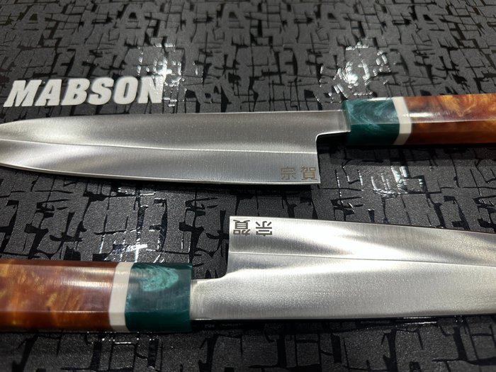 Gyuto - Køkkenkniv - Chef's knife -  Hamrede special D2 stål japanske kokkeknive - Ergonomisk blanding af lys orange og grøn marmoreret harpikshåndtag - Japan