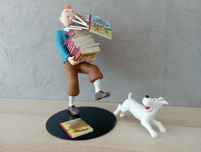 Statuette Moulinsart - Tintin - Tintin tenant les albums - Référence 46964