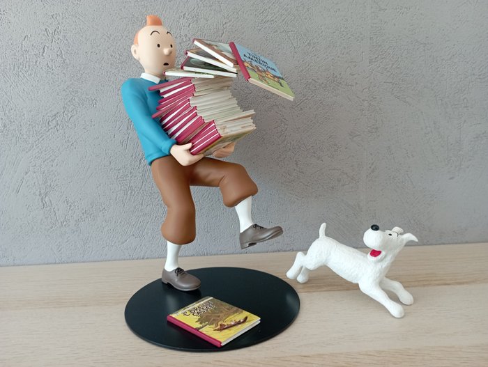 Statuette Moulinsart - Tintin - Tintin tenant les albums - Référence 46964