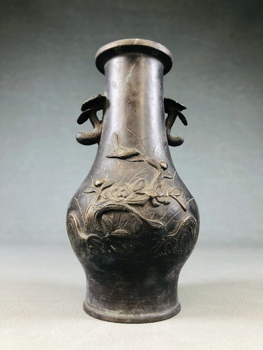 Vase - Bronze, En kobbervase udskåret med fugle, træer og blomster fra omkring 150 til 200 år siden - Japan - Sene Edo-periode