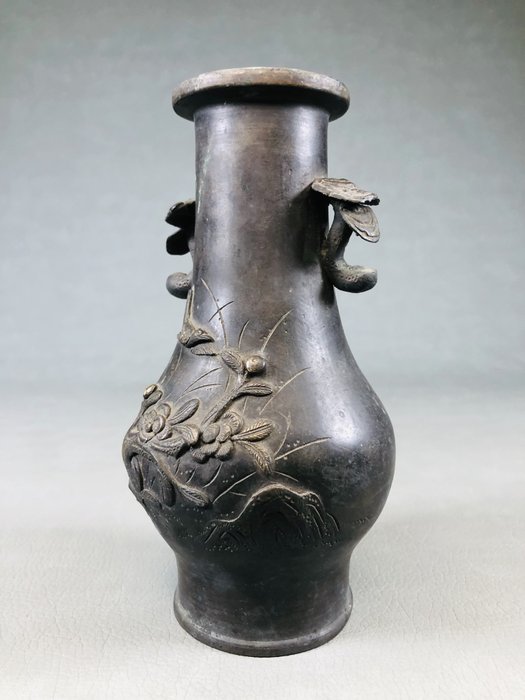 Vase - Bronze, En kobbervase udskåret med fugle, træer og blomster fra omkring 150 til 200 år siden - Japan - Sene Edo-periode