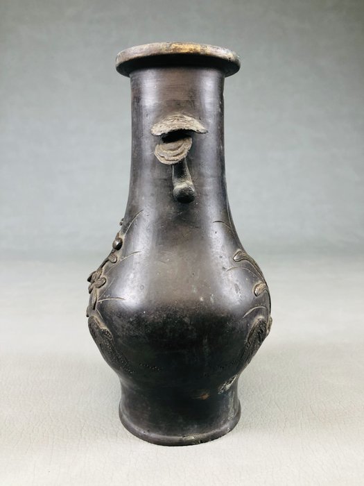 Vase - Bronze, En kobbervase udskåret med fugle, træer og blomster fra omkring 150 til 200 år siden - Japan - Sene Edo-periode