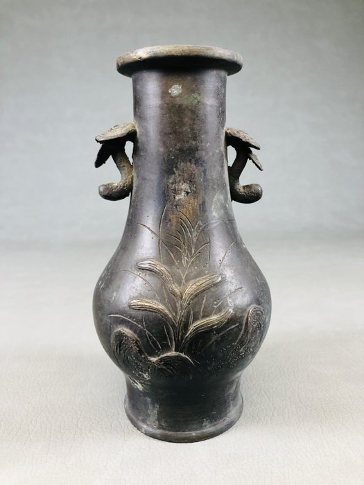 Vase - Bronze, En kobbervase udskåret med fugle, træer og blomster fra omkring 150 til 200 år siden - Japan - Sene Edo-periode