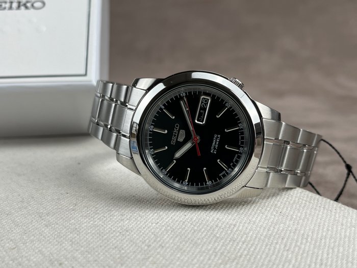 Seiko - 5 - Automatic Day Date - Ingen mindstepris - SNKE53K1 - Mænd - 2011-nu