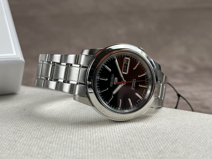 Seiko - 5 - Automatic Day Date - Ingen mindstepris - SNKE53K1 - Mænd - 2011-nu