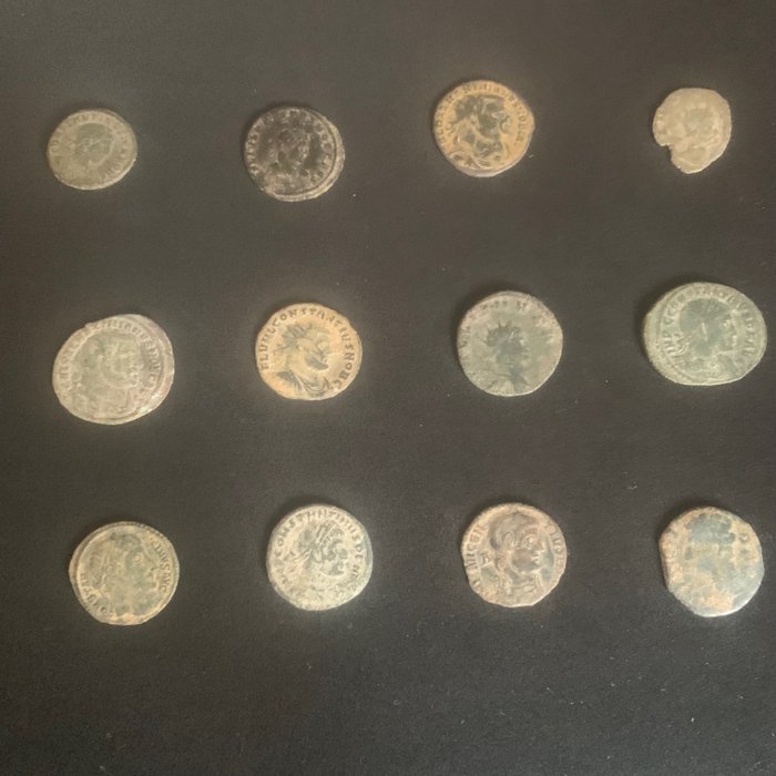 Romarriket. Lot comprising 12 Æ coins (11 Late Roman bronzes, 1 Augustus Semis)