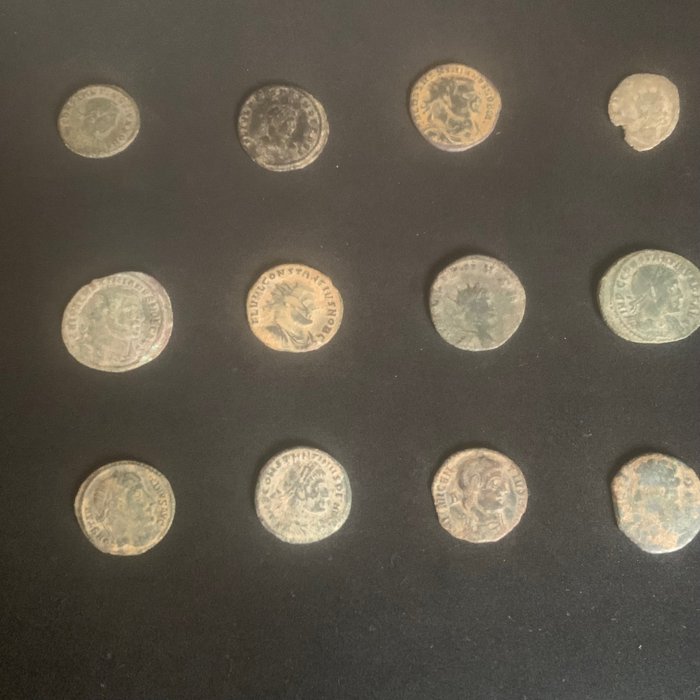 Romarriket. Lot comprising 12 Æ coins (11 Late Roman bronzes, 1 Augustus Semis)