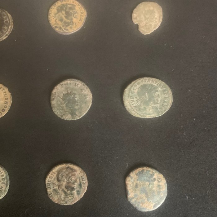 Romarriket. Lot comprising 12 Æ coins (11 Late Roman bronzes, 1 Augustus Semis)