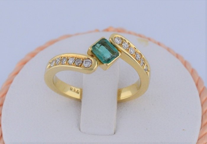 18 kraat Gulguld - Ring - 0.30 ct Smaragd - Diamanter