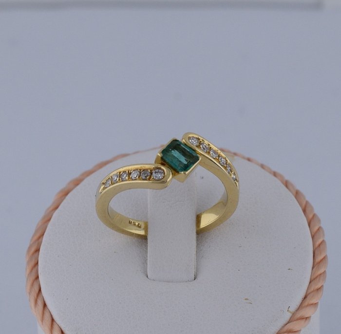 18 kraat Gulguld - Ring - 0.30 ct Smaragd - Diamanter