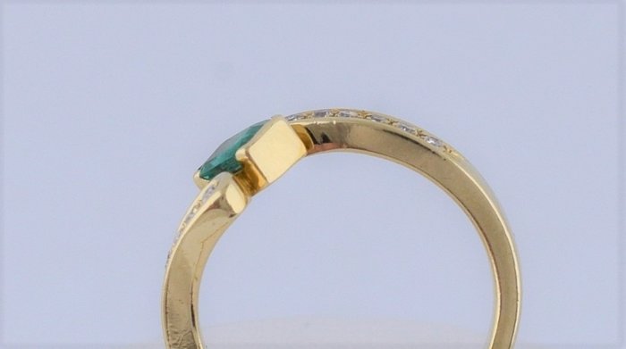 18 kraat Gulguld - Ring - 0.30 ct Smaragd - Diamanter