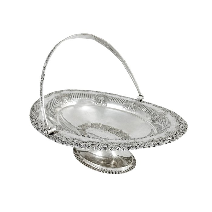 Deykin  Harrison - Swing-handle centrepiece bridal fruit basket embossed with flowers - Frugtkurv - Forsølvet