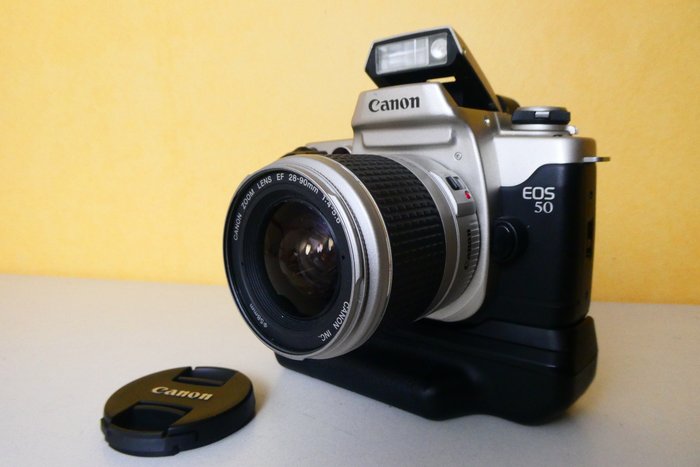 Canon EOS 50 met Canon 28-90mm AF lens en Canon battery-grip Analogt kamera