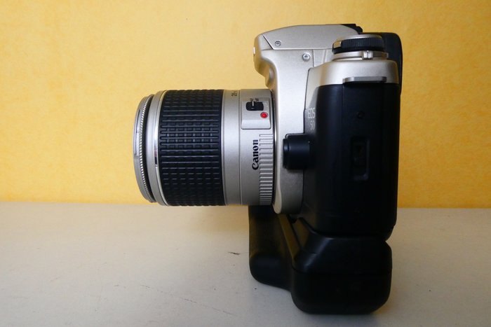 Canon EOS 50 met Canon 28-90mm AF lens en Canon battery-grip Analogt kamera