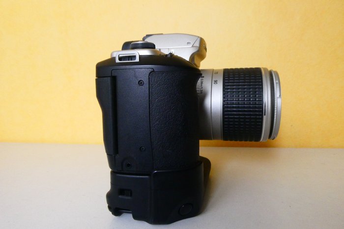 Canon EOS 50 met Canon 28-90mm AF lens en Canon battery-grip Analogt kamera