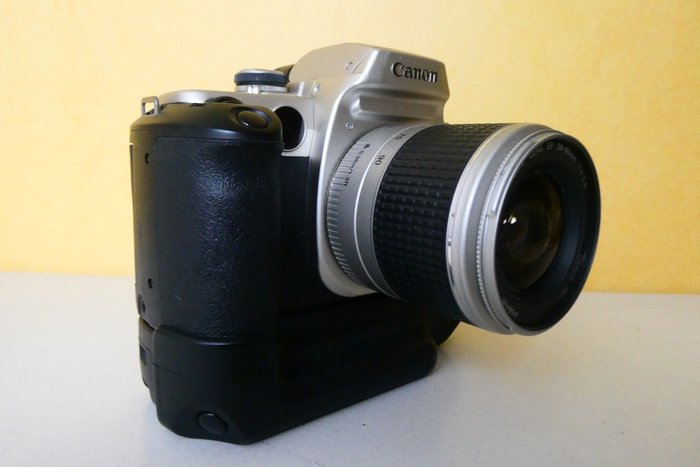 Canon EOS 50 met Canon 28-90mm AF lens en Canon battery-grip Analogt kamera