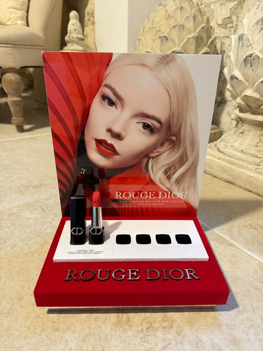 Présentoir Rouge DIOR pour rouge à lèvre