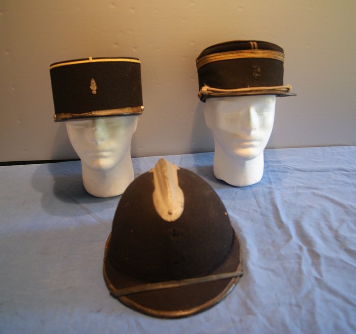 Frankrig - Hær/infanteri - Militær hjelm - 3 x fransk kepi