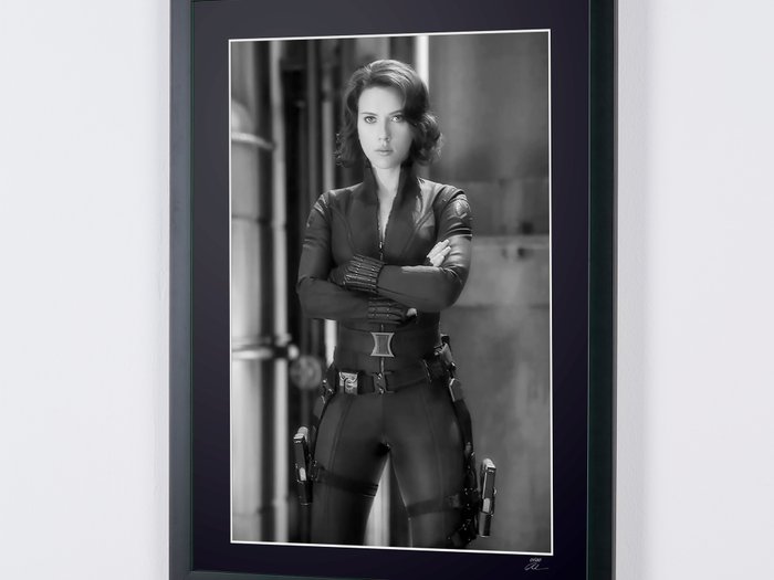 Marvel: Black Widow - Scarlett Johansson as "Natasha Romanoff" - Fine Art Photography - Luxury Wooden Framed 70X50 cm - Limited Edition Nr 01 of 30 - Serial ID 16989 - Original Certificate (COA), Hologram Logo Editor and QR Code - 100% New items.