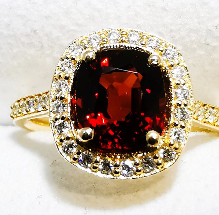 Ring - 18 kraat Gulguld -  1.76ct. tw. Spinel - Diamant