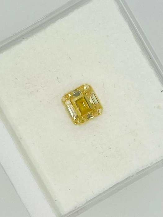 1 pcs Diamant  (Naturfarvet)  - 077 ct - Kvadrat - Fancy intense Gul - SI1 - Gemological Institute of America (GIA)