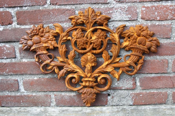 Skulptur, "Wall Ornament with grapes and flowers" - 50 cm - Støbejern