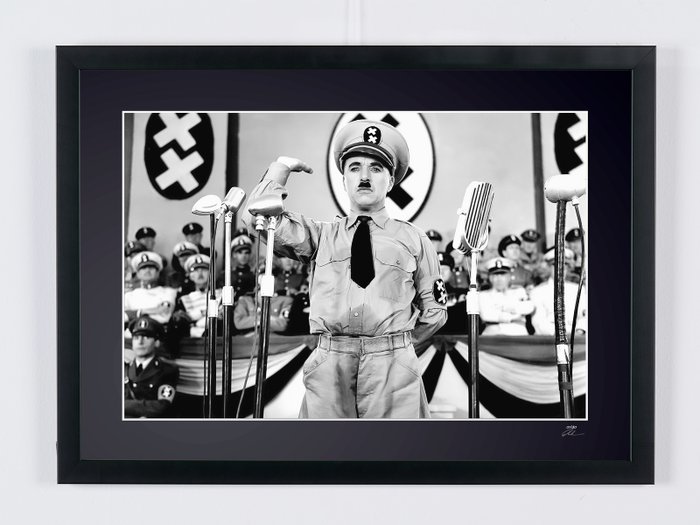 The Great Dictator (1940) - Charles Chaplin as Dictator of Tomania - Fine Art Photography - Luxury Wooden Framed 70X50 cm - Limited Edition Nr 04 of 30 - Serial ID 17588 - Original Certificate (COA), Hologram Logo Editor and QR Code - 100% new items