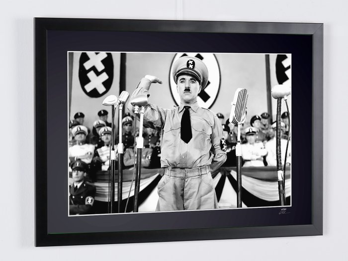 The Great Dictator (1940) - Charles Chaplin as Dictator of Tomania - Fine Art Photography - Luxury Wooden Framed 70X50 cm - Limited Edition Nr 04 of 30 - Serial ID 17588 - Original Certificate (COA), Hologram Logo Editor and QR Code - 100% new items