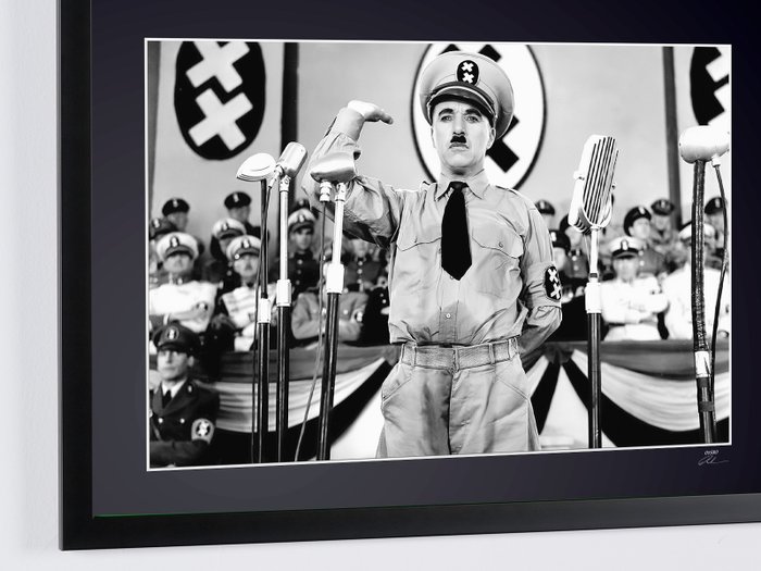 The Great Dictator (1940) - Charles Chaplin as Dictator of Tomania - Fine Art Photography - Luxury Wooden Framed 70X50 cm - Limited Edition Nr 04 of 30 - Serial ID 17588 - Original Certificate (COA), Hologram Logo Editor and QR Code - 100% new items