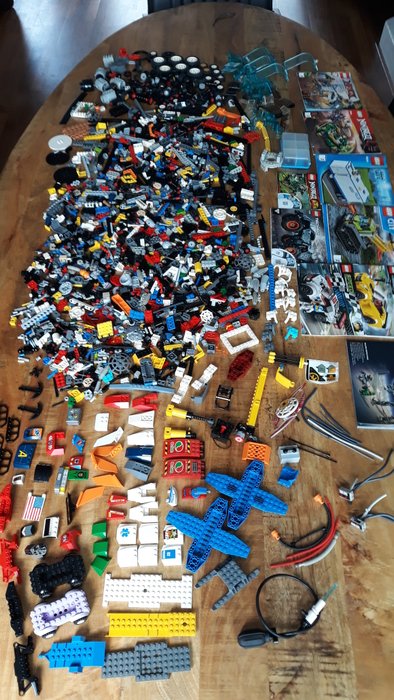 Lego - CA 3 kilo techisch Lego en Autoparts + 9 boekjes