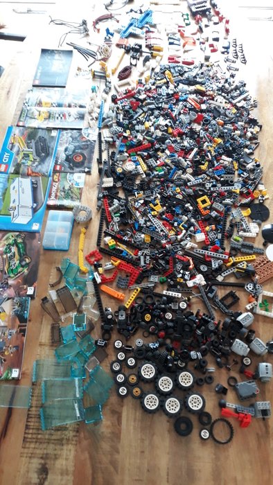 Lego - CA 3 kilo techisch Lego en Autoparts + 9 boekjes