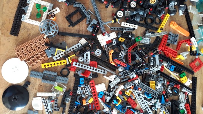 Lego - CA 3 kilo techisch Lego en Autoparts + 9 boekjes