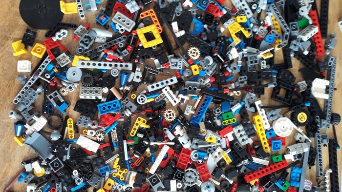 Lego - CA 3 kilo techisch Lego en Autoparts + 9 boekjes