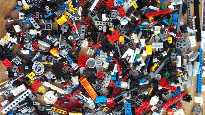 Lego - CA 3 kilo techisch Lego en Autoparts + 9 boekjes