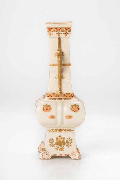 Vase - Emalje, Guld, Ingen reservepris - En Satsuma Gosu vase med en aflang form, fint malet med blomstermotiver - Japan - Meiji-perioden (1868-1912)  (Ingen mindstepris)