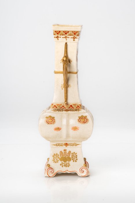 Vase - Emalje, Guld, Ingen reservepris - En Satsuma Gosu vase med en aflang form, fint malet med blomstermotiver - Japan - Meiji-perioden (1868-1912)  (Ingen mindstepris)