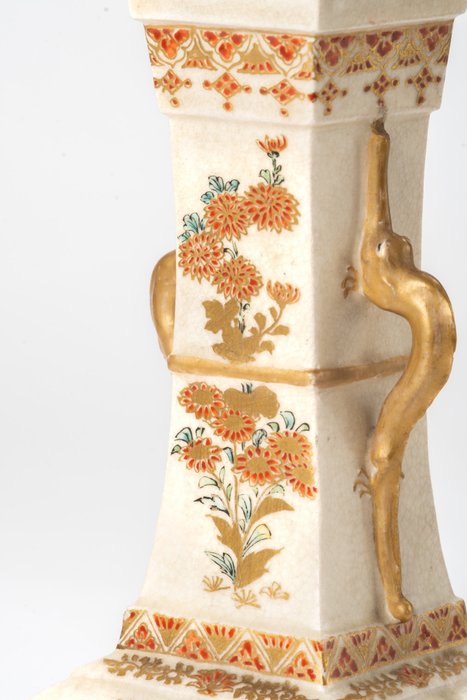 Vase - Emalje, Guld, Ingen reservepris - En Satsuma Gosu vase med en aflang form, fint malet med blomstermotiver - Japan - Meiji-perioden (1868-1912)  (Ingen mindstepris)