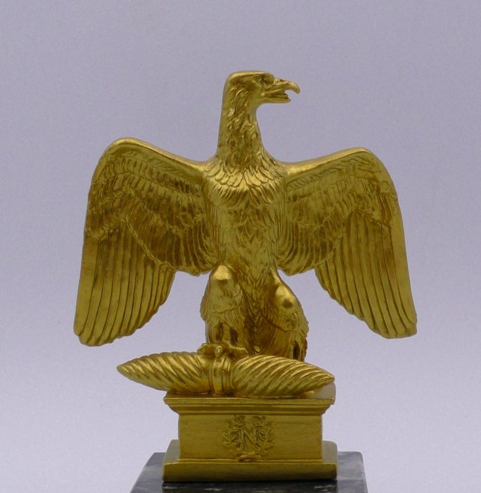 Skulptur, Vergulde Imperiale Napoleon Adelaar (replica) Gemonteerd op een Sokkel van Italiaans Marmer - 17 cm - Alabaster