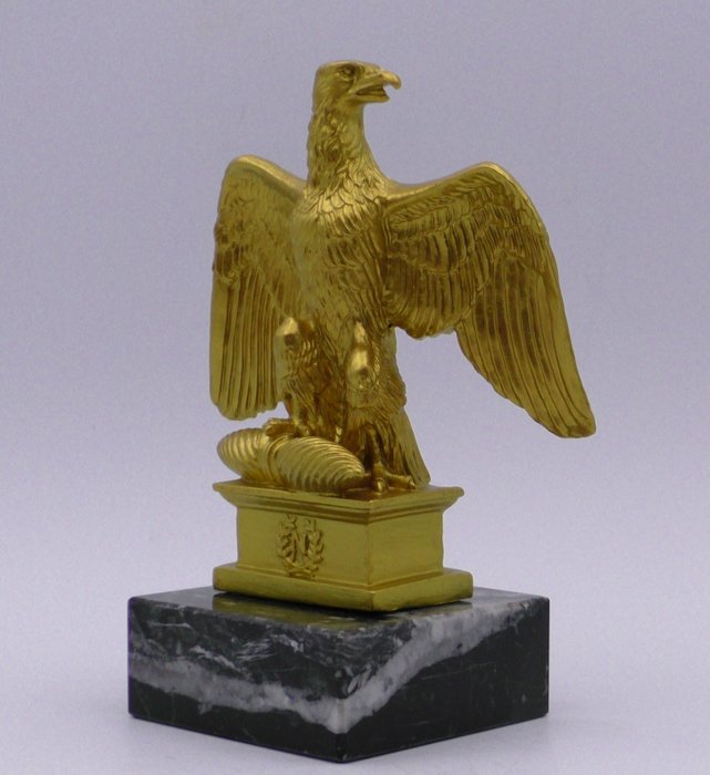 Skulptur, Vergulde Imperiale Napoleon Adelaar (replica) Gemonteerd op een Sokkel van Italiaans Marmer - 17 cm - Alabaster