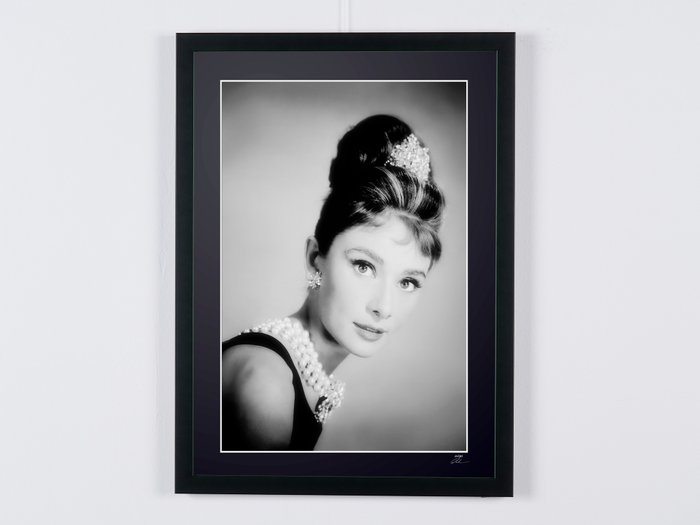 Breakfast At Tiffany's (1961) - Audrey Hepburn - Fine Art Photography - Luxury Wooden Framed 70X50 cm - Limited Edition Nr 03 of 50 - Serial ID 20114 - Original Certificate (COA), Hologram Logo Editor and QR Code - 100% New items.