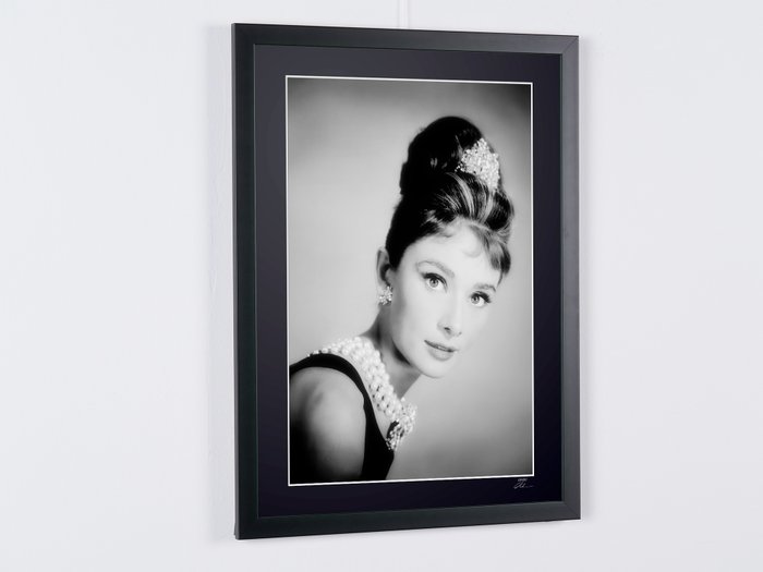 Breakfast At Tiffany's (1961) - Audrey Hepburn - Fine Art Photography - Luxury Wooden Framed 70X50 cm - Limited Edition Nr 03 of 50 - Serial ID 20114 - Original Certificate (COA), Hologram Logo Editor and QR Code - 100% New items.