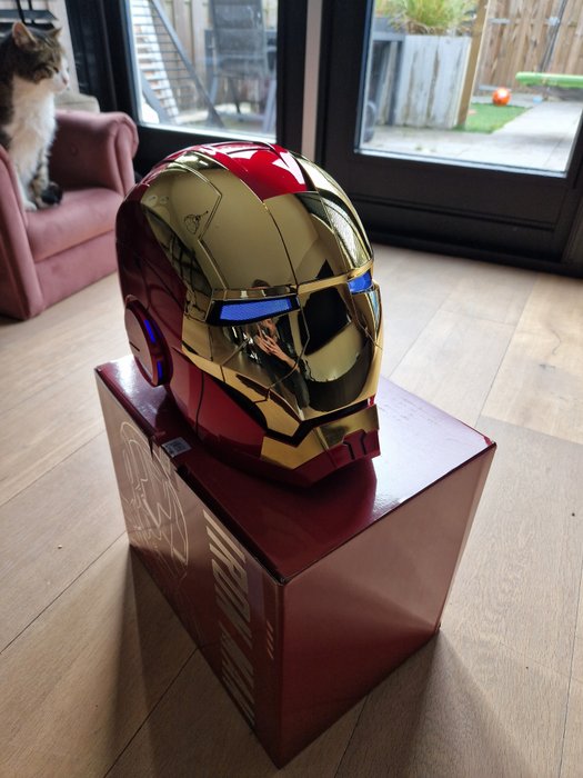 Marvel: Iron Man - New in box - Mark V Mk5 Helmet with LED - Cosplay Prop - Autoking