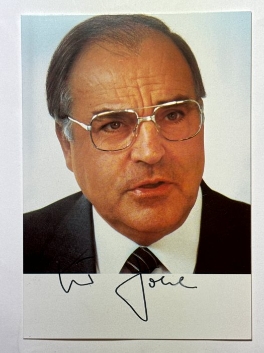 Helmut Kohl (1930-2017) Gustav Heinemann (1899-1976) Karl Carstens (1914-1992) - 3 original signierte und datierte Autographen Portraitkarten von Kanzler und 2 Bundespräsidenten von - 1982