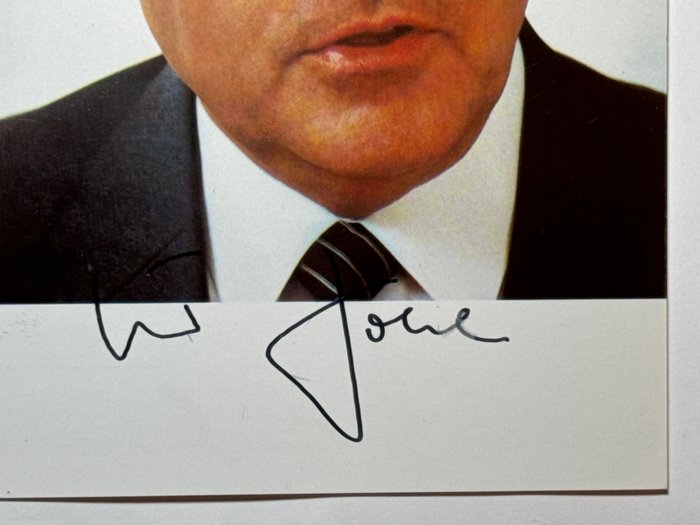 Helmut Kohl (1930-2017) Gustav Heinemann (1899-1976) Karl Carstens (1914-1992) - 3 original signierte und datierte Autographen Portraitkarten von Kanzler und 2 Bundespräsidenten von - 1982