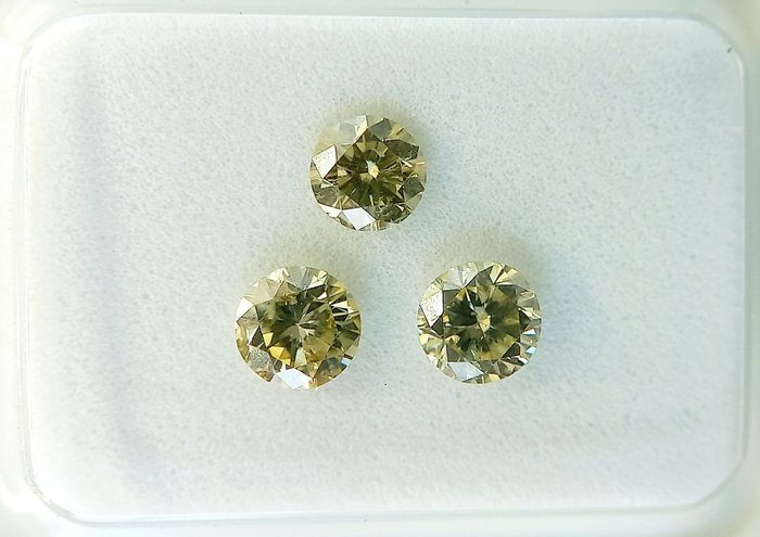 Ingen mindstepris - 3 pcs Diamant  (Naturfarvet)  - 0.71 ct - Rund - Light Brunlig, Grålig, Grønlig Blandet gul - I1 - Antwerp Laboratory for Gemstone Testing (ALGT)