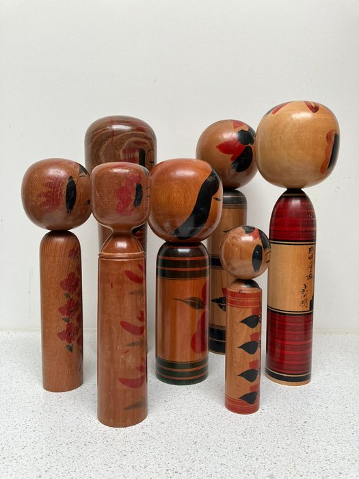 Et fantastisk sæt med syv vintage Kokeshi - kornel - Multiple artists - Japan - Shōwa-periode (1926-1989)