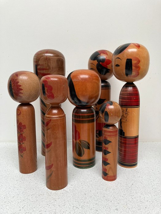 Et fantastisk sæt med syv vintage Kokeshi - kornel - Multiple artists - Japan - Shōwa-periode (1926-1989)