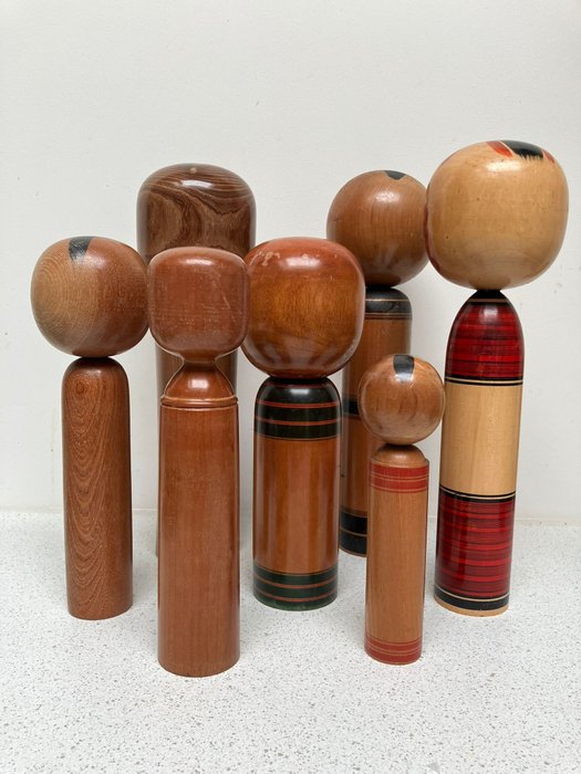 Et fantastisk sæt med syv vintage Kokeshi - kornel - Multiple artists - Japan - Shōwa-periode (1926-1989)