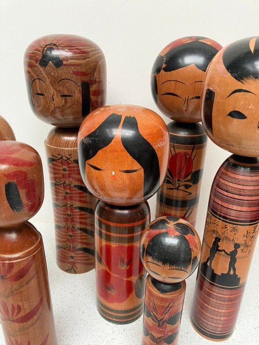 Et fantastisk sæt med syv vintage Kokeshi - kornel - Multiple artists - Japan - Shōwa-periode (1926-1989)